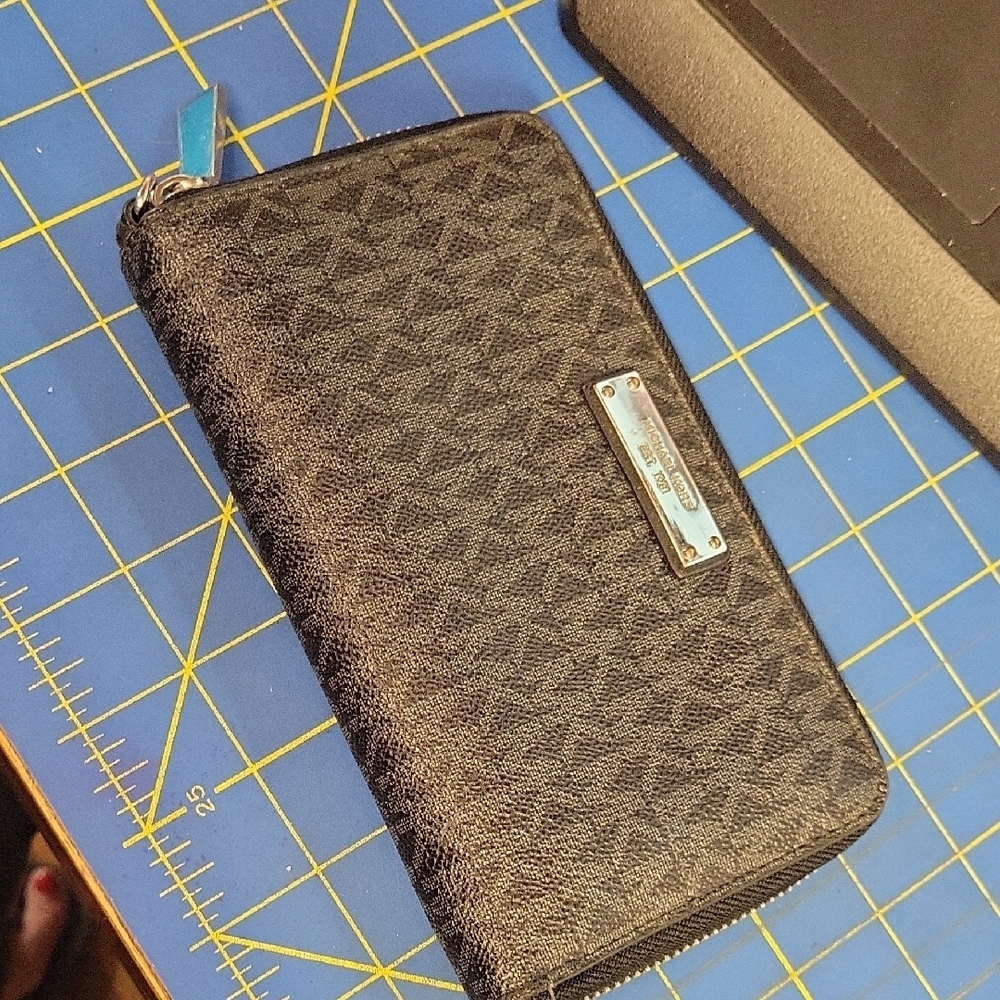 Michael Kors Mk Black Wallet 12x4x1 Preloved